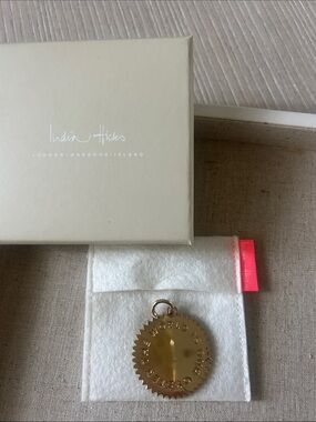 India Hicks Gold Pendant withPouch “The World Is our Oyster” NEW